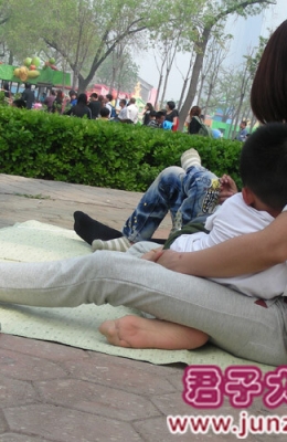机警的肉丝少妇一眼就发现了我依然照拍不误(24p)
